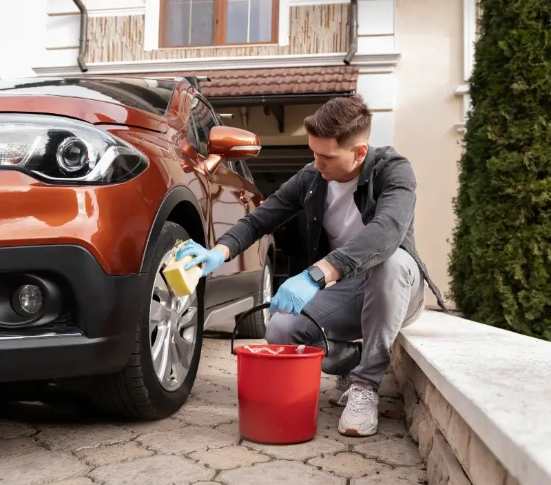 Lavage auto à domicile Uzel : professionnel intervenant sur un véhicule